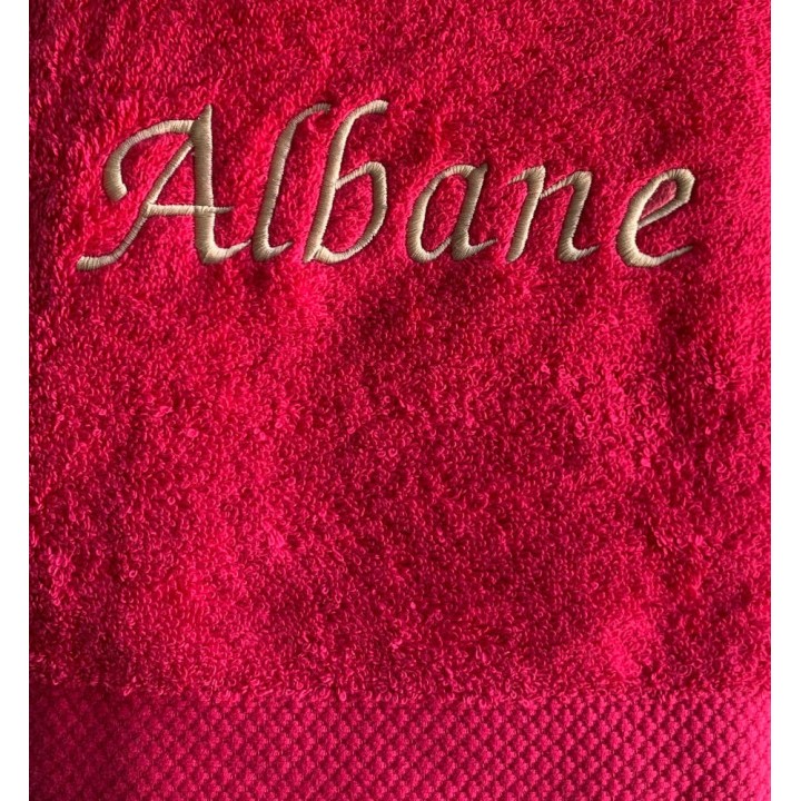 Serviette de bain fuchsia personnalisée prénom brodé Albane avec écriture Calgary (V6)