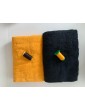 Ensemble noir, jaune soleil