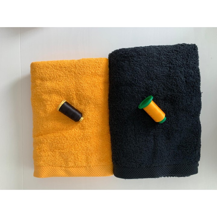 Ensemble noir, jaune soleil