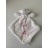 Doudou agneau personnalisé prénom Eva, écriture script en couleur rose et motif triskèle.