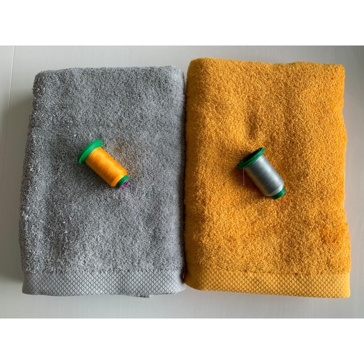 Ensemble jaune soleil, gris clair