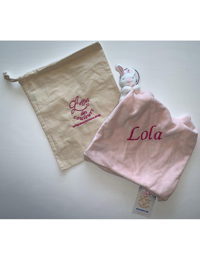 Doudou lapin rose avec hochet personnalisé prénom Lola avec son sac de transport brodé offert