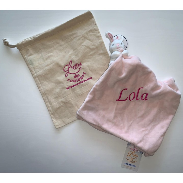 Doudou lapin rose avec hochet personnalisé prénom Lola avec son sac de transport brodé offert