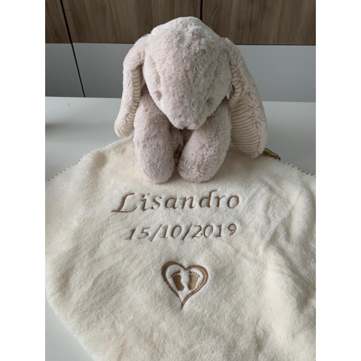 Peluche lapin avec couverture personnalisée prénom Lisandro, date de naissance et motif petits pieds dans cœur.