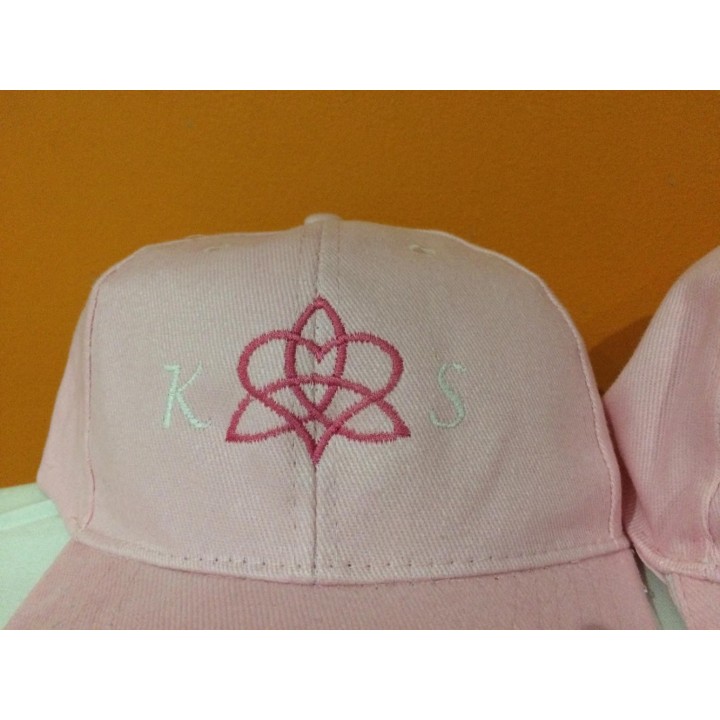 Casquette rose personnalisée avec un motif celtique
