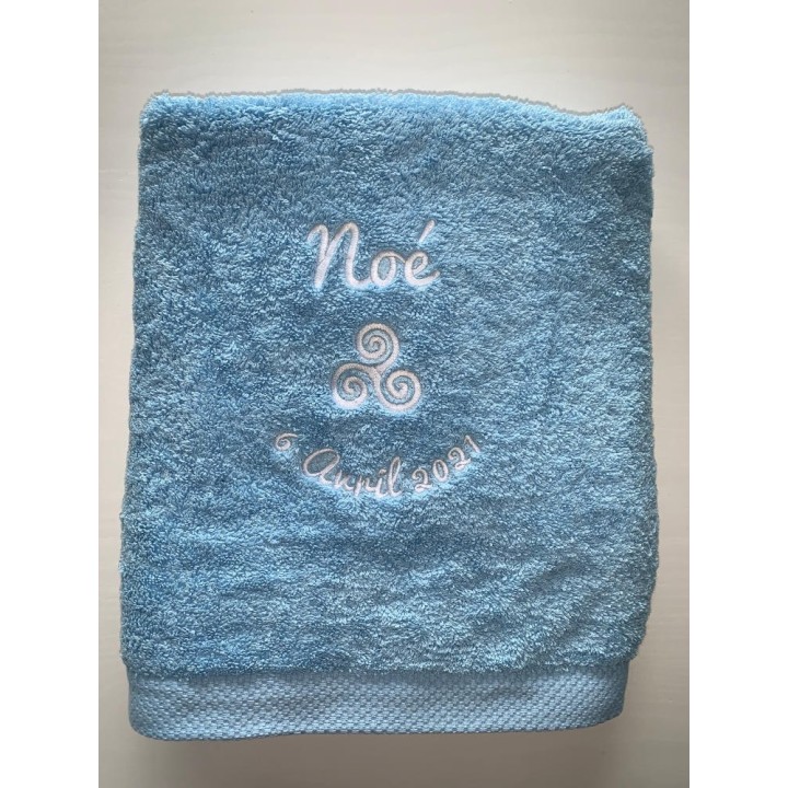 Serviette bleu ciel personnalisée prénom Noé