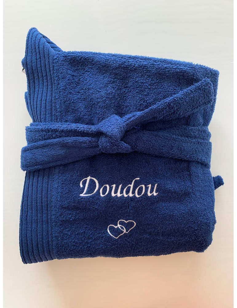 Peignoir bleu marine personnalisé prénom Doudou avec écriture V6 et motif optionnel cœur double