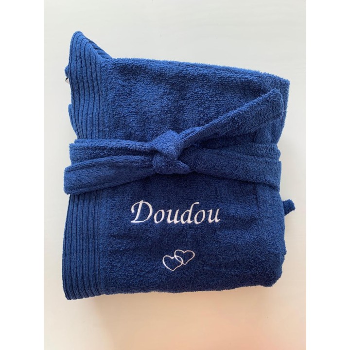 Peignoir bleu marine personnalisé prénom Doudou avec écriture V6 et motif optionnel cœur double