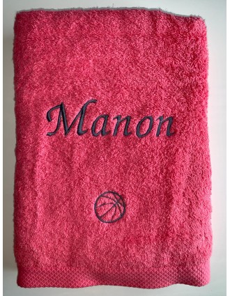 Drap de bain framboise personnalisé prénom Manon avec motif Basket