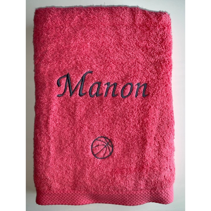 Drap de bain framboise personnalisé prénom Manon avec motif Basket