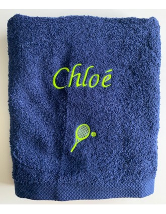 serviette bleu marine personnalisé prénom Chloé avec motif optionnel raquette & balle de tennis