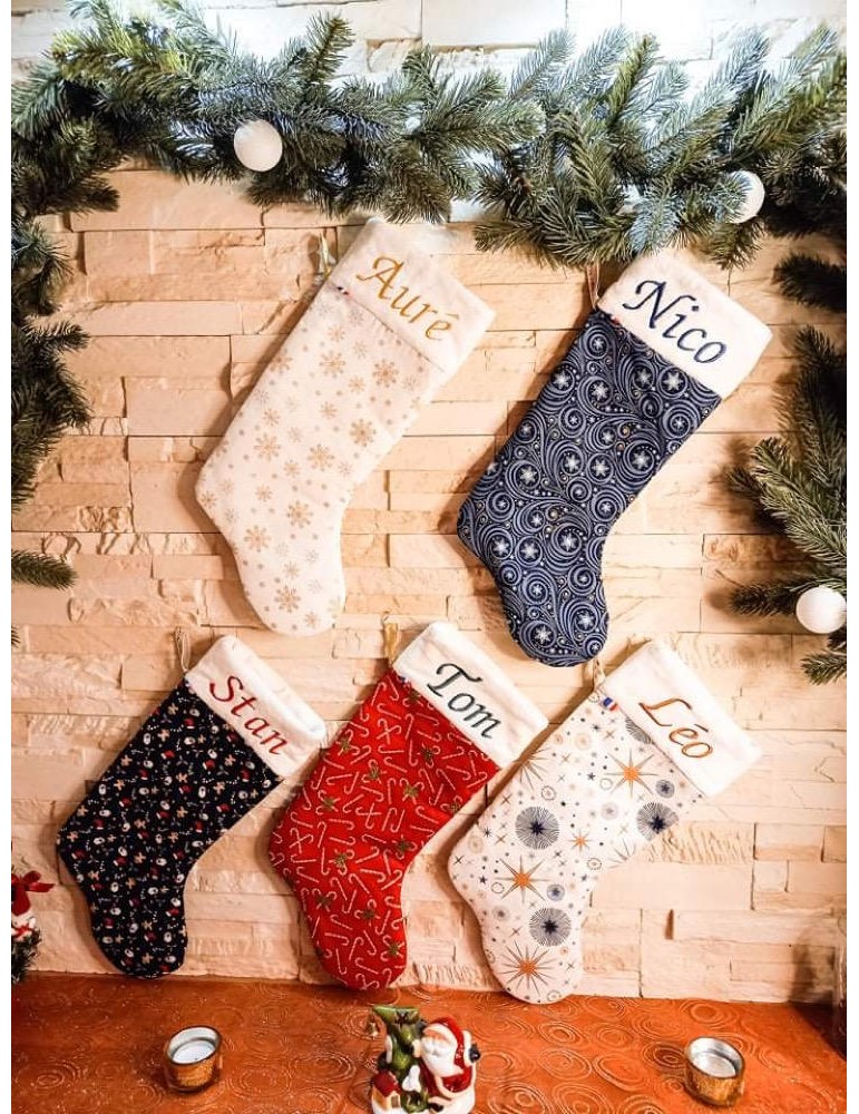 Chaussettes de noël bleu personnalisées artisanales avec broderie prénom