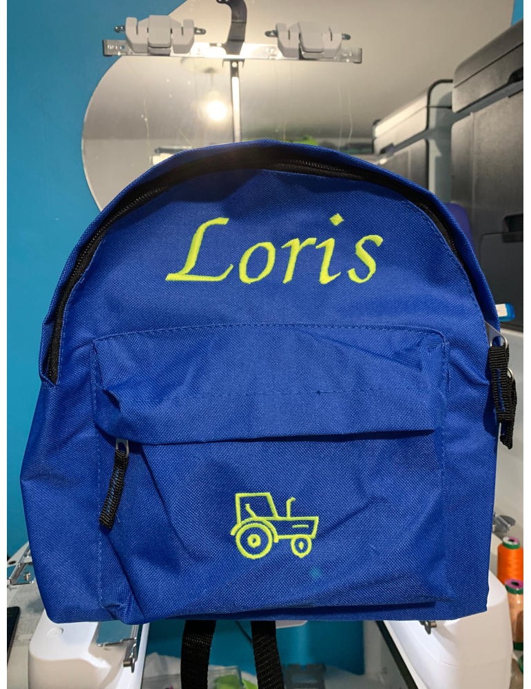 Sac à dos bleu personnalisé prénom Loris avec motif optionnel tracteur.