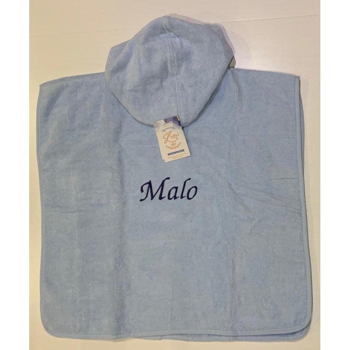 Poncho de bain bleu clair personnalisé prénom Malo avec écriture bleu marine