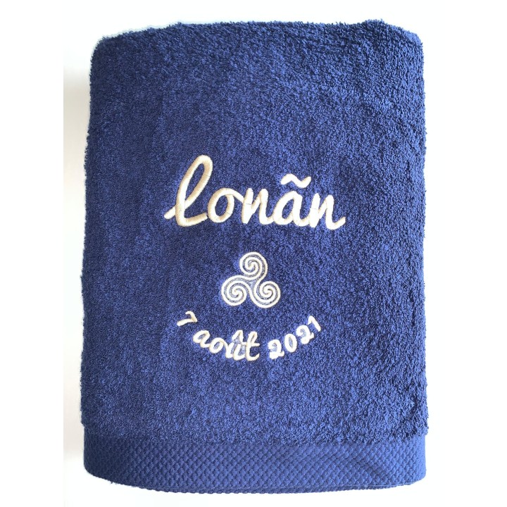 Drap de bain bleu marine personnalisé et brodé en Bretagne