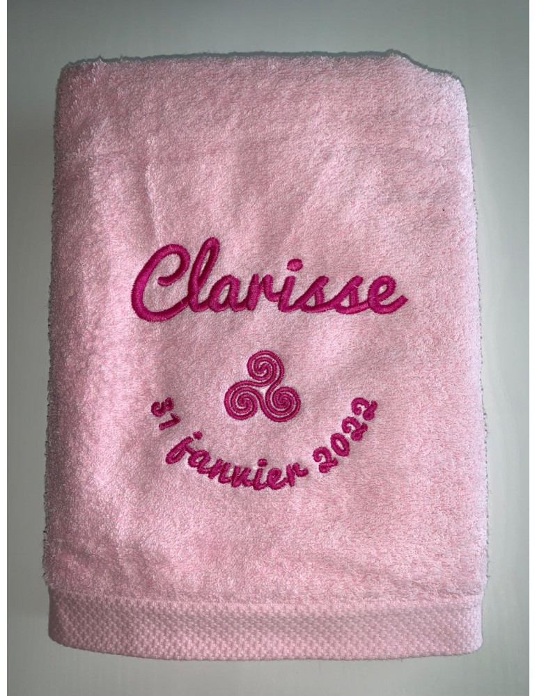 Serviette rose personnalisée prénom Clarisse avec motif triskèle et date de naissance