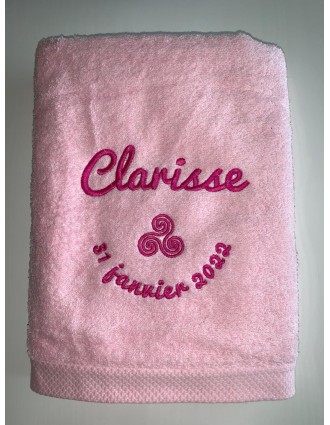 Serviette rose personnalisée prénom Clarisse avec motif triskèle et date de naissance