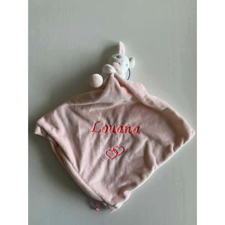Doudou lapin rose avec hochet personnalisé prénom Louana et motif cœurs entrelacés
