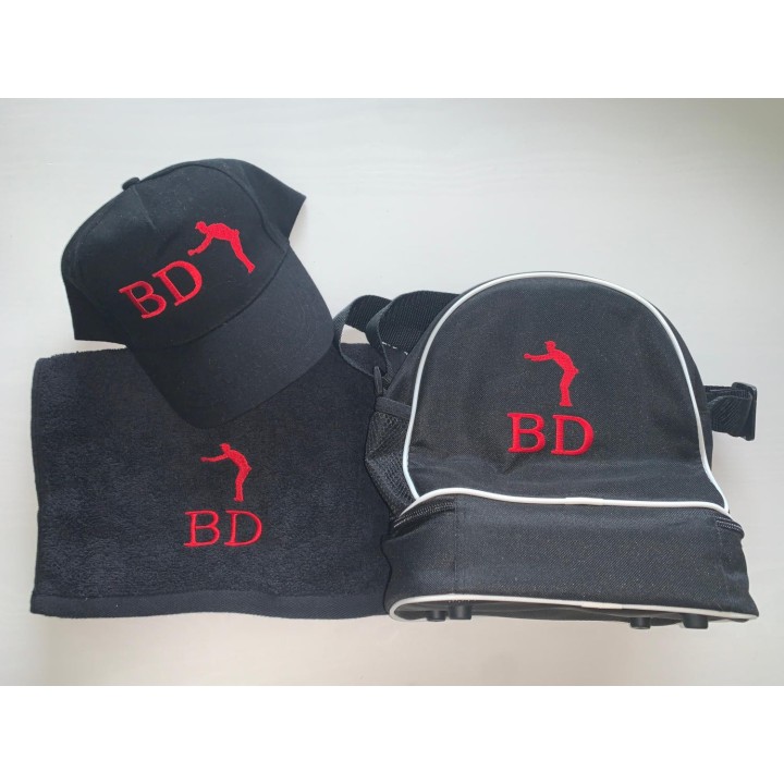 Ensemble pour joueur de pétanque composé d'une casquette, d'une serviette de sport et d'un sac personnalisé