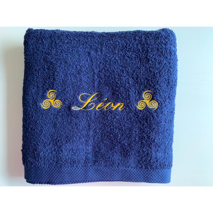Drap de bain personnalisé prénom Léon en écriture V0 avec motif additionnel breton triskèle
