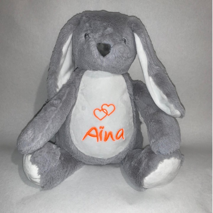 Peluche Lapin gris personnalisée prénom Aïna et cœur double orange fluo