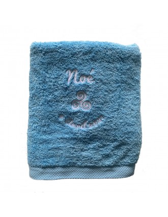 Drap de bain bleu ciel personnalisé prénom Noé