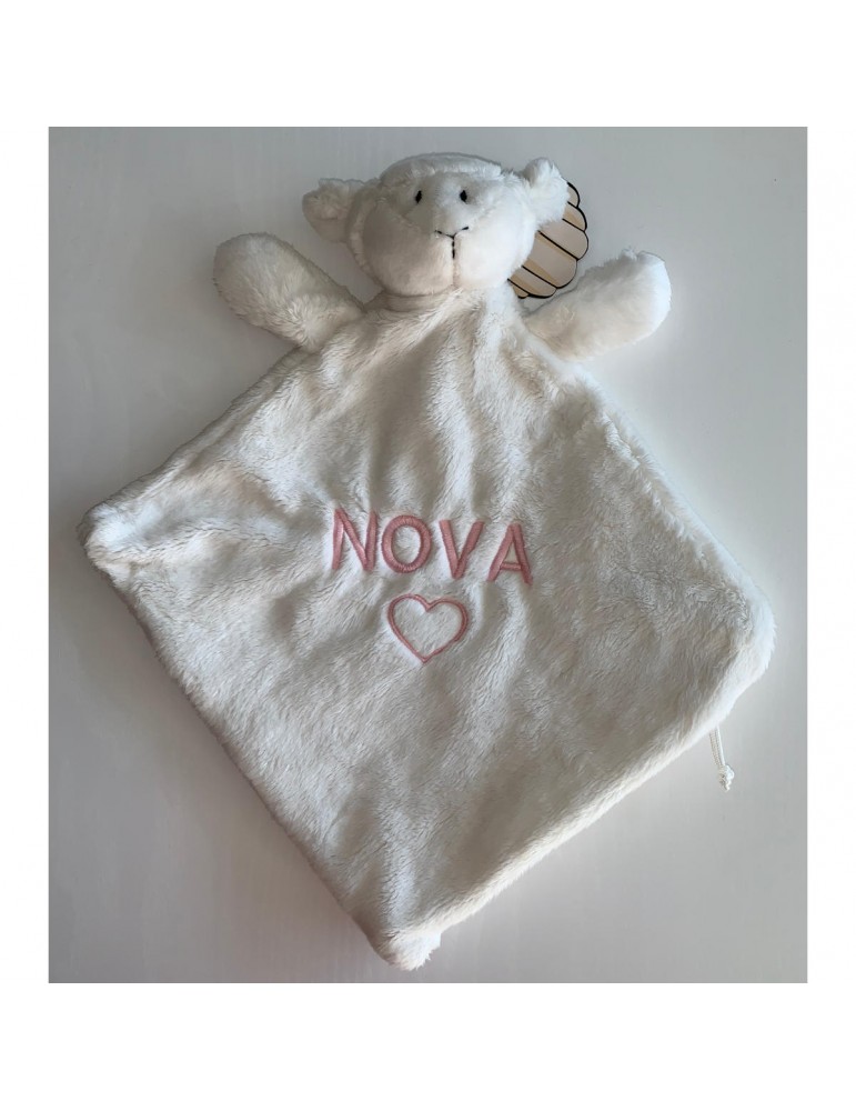 Doudou agneau personnalisé prénom Nova avec motif cœur