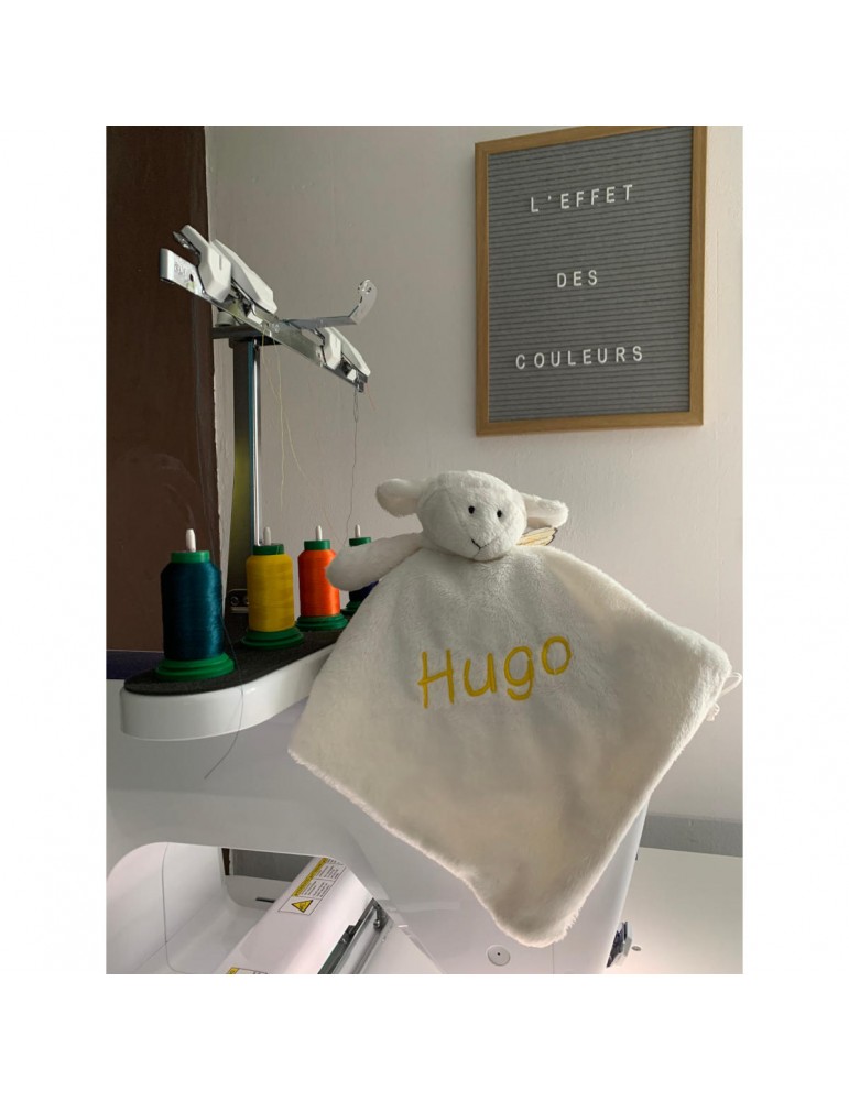 Doudou agneau personnalisé prénom Hugo