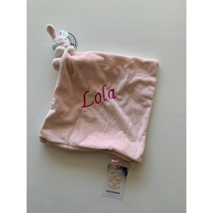 Doudou lapin rose personnalisé avec broderie prénom  Lola