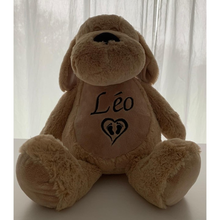 Peluche chien personnalisée prénom Léo avec motif petits pieds dans coeur