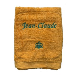 Drap de bain jaune soleil personnalisé prénom avec écriture V6 et motif amour dans la famille