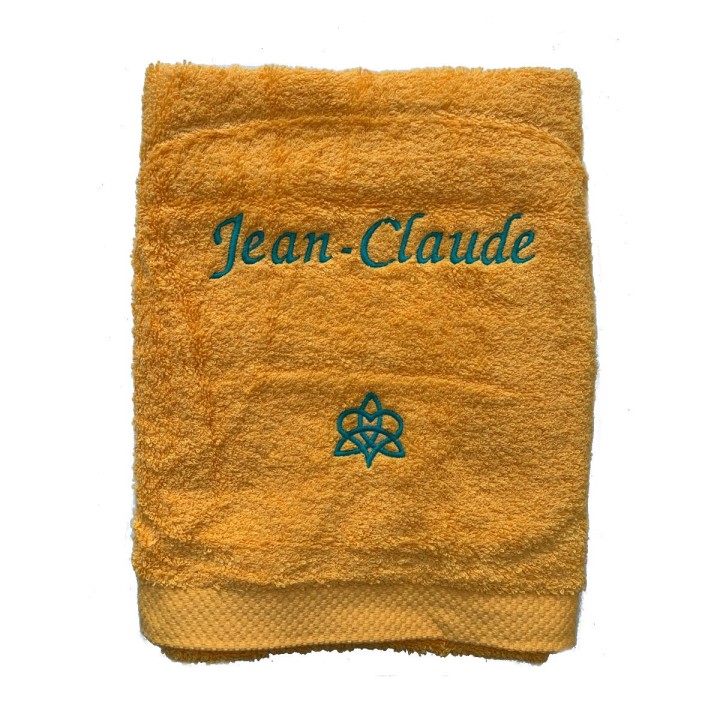 Drap de bain jaune soleil personnalisé prénom avec écriture V6 et motif amour dans la famille