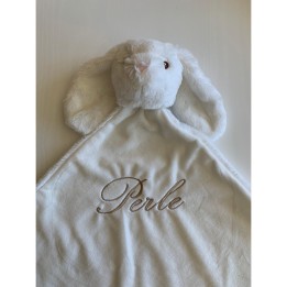 Doudou personnalisé couverture avec une tête de lapin et broderie prénom, cadeau de naissance artisanal.