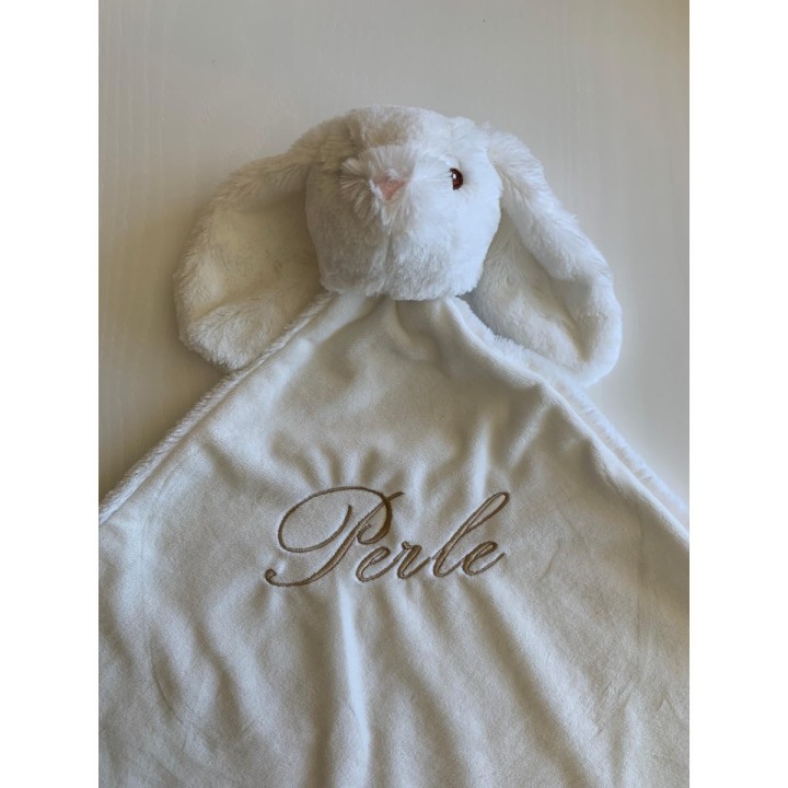 Doudou personnalisé couverture avec une tête de lapin et broderie prénom, cadeau de naissance artisanal.