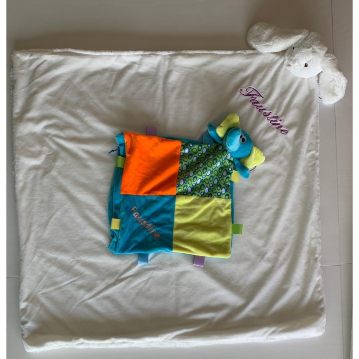 Comparaison de taille de Doudou personnalisé avec prénom Faustine brodé
