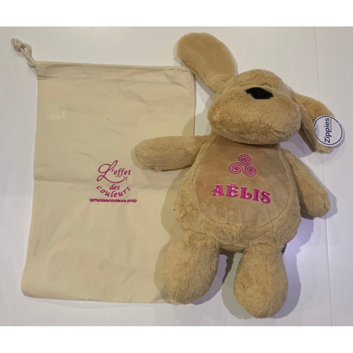 Peluche chien personnalisée prénom Aëlis avec motif optionnel triskèle