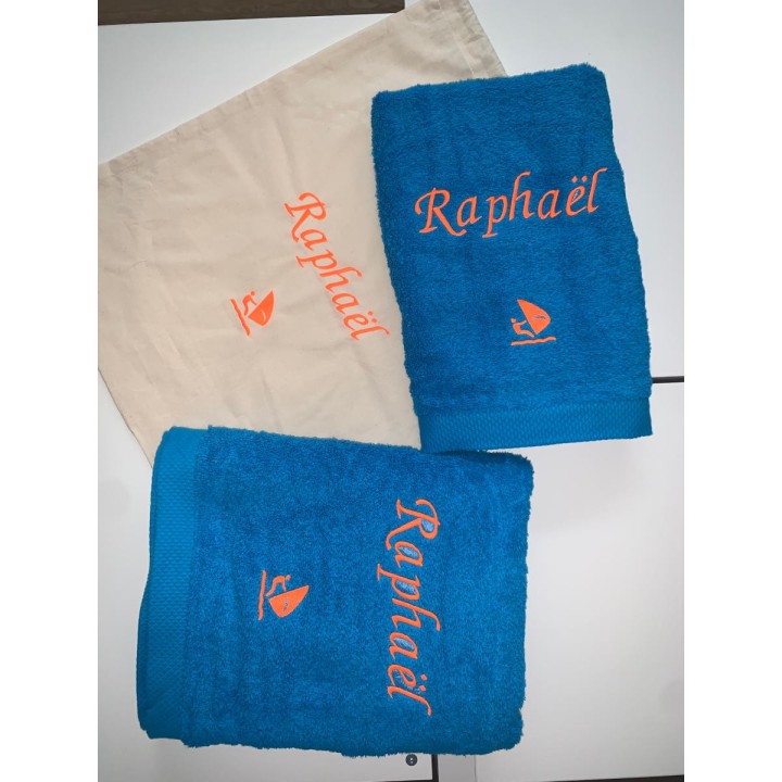 Serviette turquoise personnalisée prénom Raphaël avec motif optionnel planche à voile