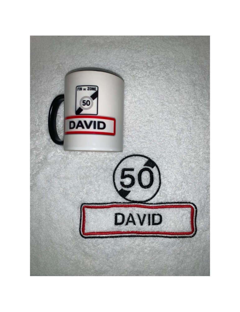 Mug anniversaire personnalisé prénom David et sa serviette de bain brodée associée