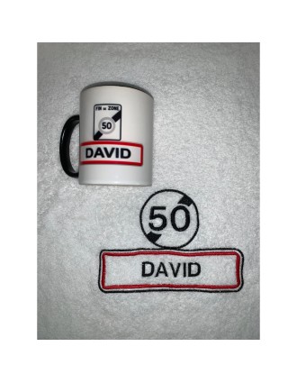 Mug anniversaire personnalisé prénom David et sa serviette de bain brodée associée
