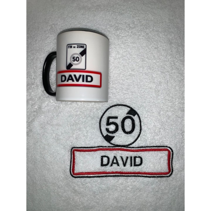 Mug anniversaire personnalisé prénom David et sa serviette de bain brodée associée