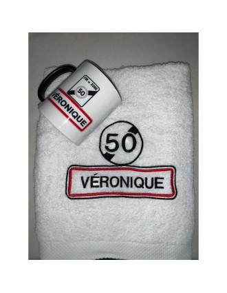 Mug anniversaire personnalisé prénom Véronique avec sa serviette de bain brodée associée