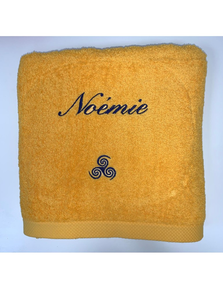 Serviette de bain jaune soleil personnalisée prénom Noémie avec motif triskèle tribal
