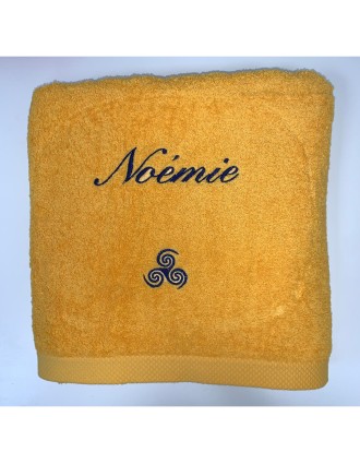 Serviette de bain jaune soleil personnalisée prénom Noémie avec motif triskèle tribal