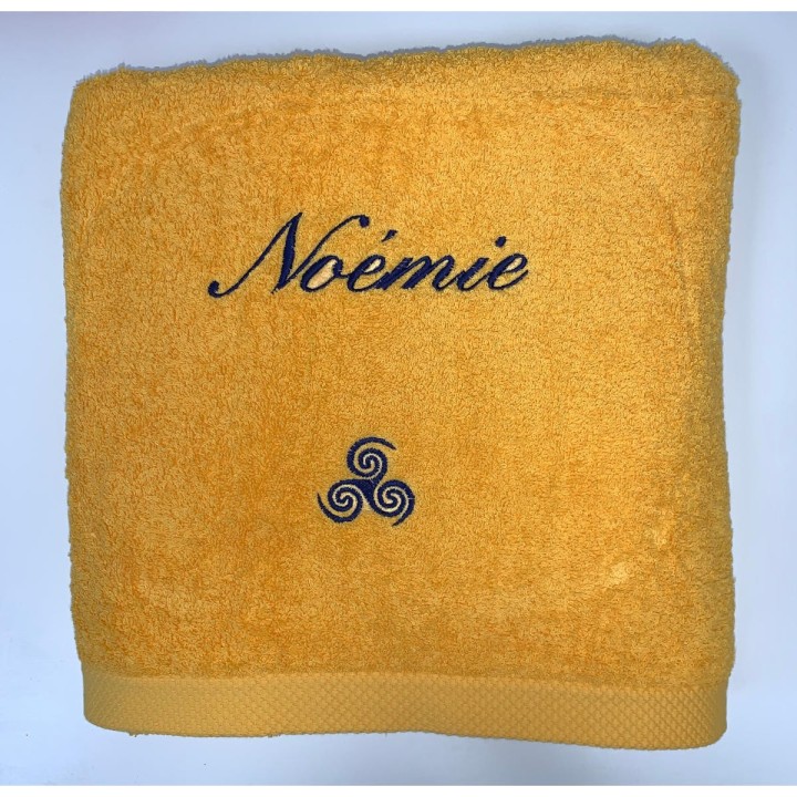 Drap de bain jaune soleil personnalisé prénom Noémie avec motif triskèle tribal