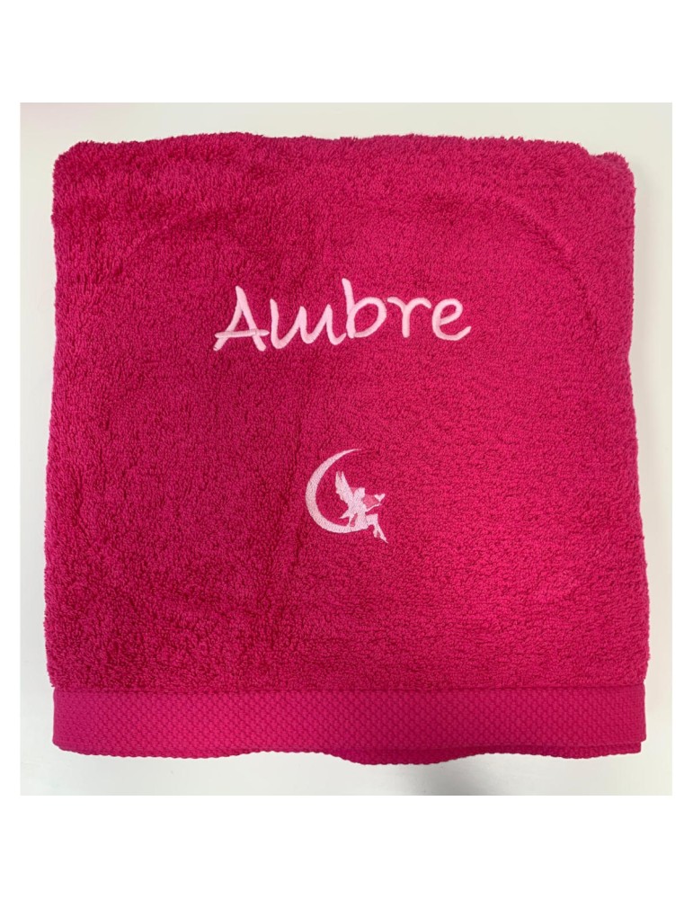 Drap de bain fuchsia personnalisé prénom Ambre avec motif fée
