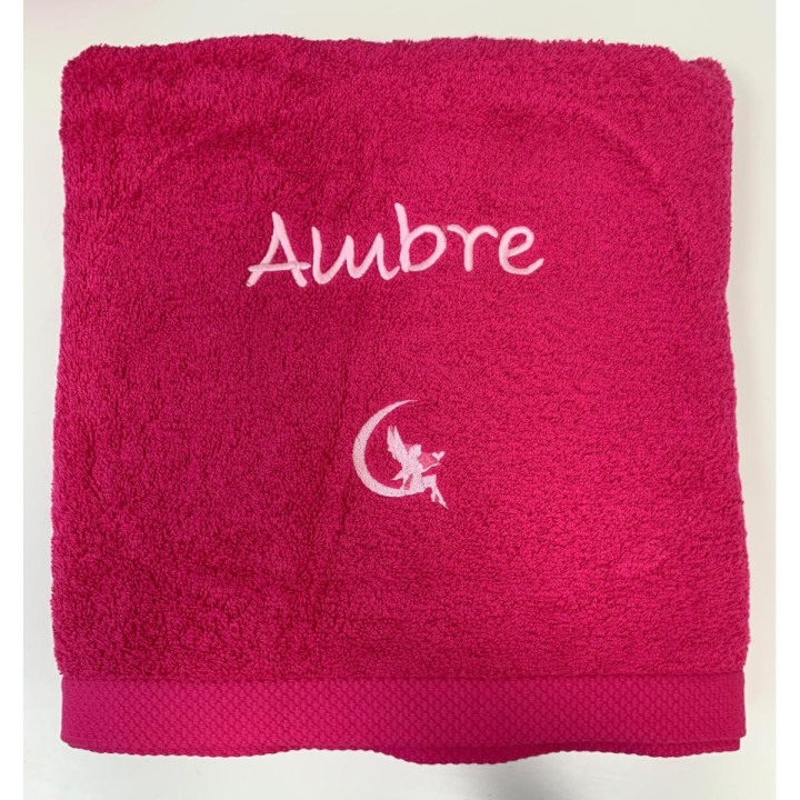 Serviette de bain fuchsia personnalisée prénom Ambre avec motif fée