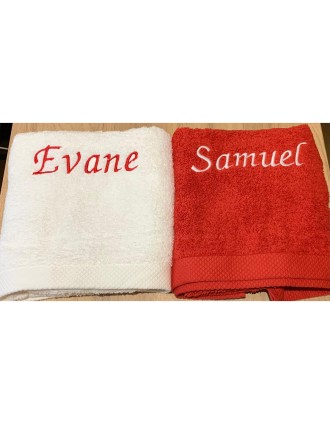 Jouez le duo de maxi draps de bain personnalisés blanc & rouge prénom !