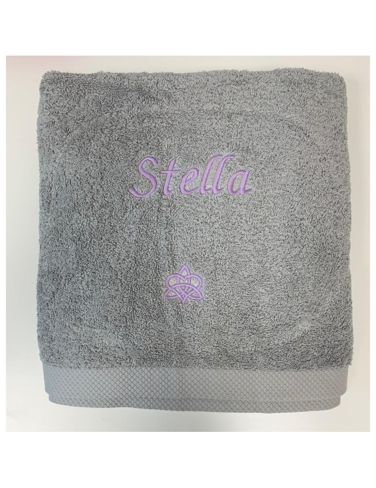 Maxi drap de bain gris personnalisé prénom Stella avec motif celte amour dans la famille