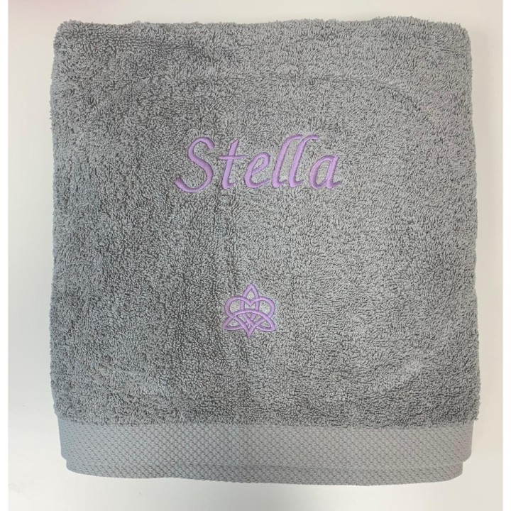 Serviette de bain grise personnalisée prénom Stella avec motif celte amour dans la famille