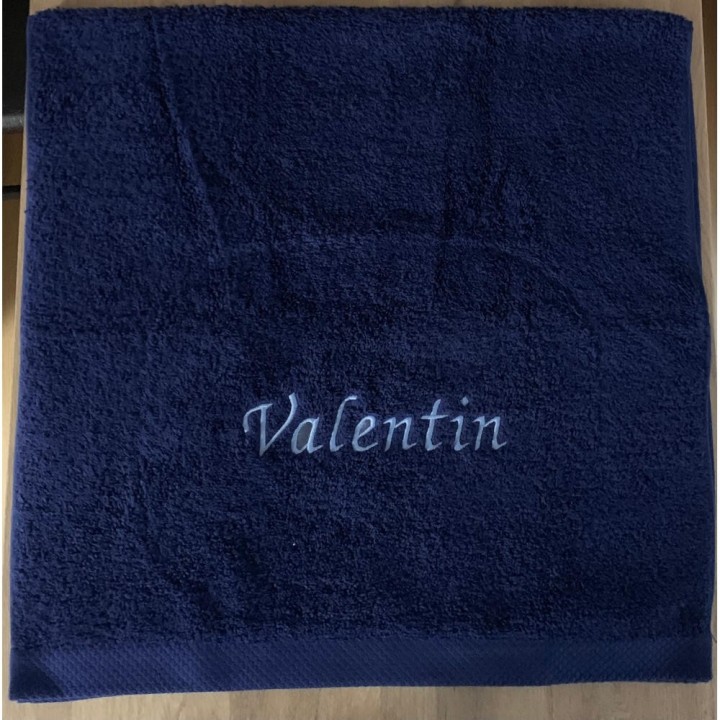 Serviette de bain bleu marine personnalisée prénom Valentin